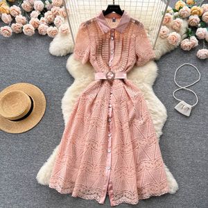 2023 French Celebrity Style Polo Neck Dress Summer Hollowed Out Brodery Single Breasted Design för en avancerad prinsessklänning