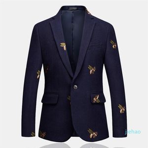 Fashion-Mens One Button Blazer Bee Embroidery Wedding Smart Casual Slim Fit Jacket Högkvalitativ stor storlek 6xl Navy Blue Clothes MA267W