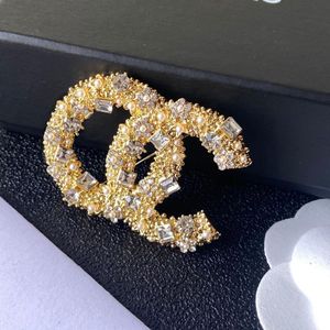 Spilla di famoso designer Spilla da donna con lettera Spilla da vestito Accessori per gioielli di moda placcati in oro