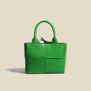 Designer arco botegss ventss sacolas para mulheres loja online pequeno design portátil cesta de vegetais saco 2023 novo verão mão tecido couro com logotipo real