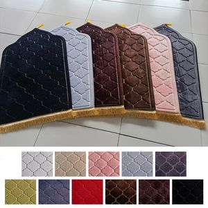 Tappeti Tappetino da preghiera in flanella Coperta da culto Inginocchiarsi Goffratura Pavimento Tappeto da viaggio portatile morbido antiscivolo Regalo Ramadan 230905