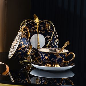 Tazze Tazza da caffè e piattino in porcellana stile inglese Bone China Set da caffè in porcellana di alta qualità Tazza da tè e piattino Regalo di Natale Regalo di Natale 230904