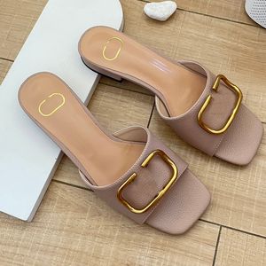 Designer de luxo mulheres chinelos clássicos metal v-botão aberto toe sandálias couro genuíno fundo plano antiderrapante salto grosso peixe boca estilingue sapatos 6 cores