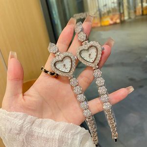 Armbandsur för nya kvinnors klockor 30 mm tre sömmar kvarts titta på lyxiga diamantstålbälte dam kärleksform mode