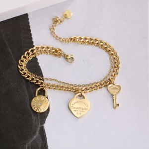 Modedesigner halsband topp stål koreansk version 18k guld t familje bokstäver älskar litet lås nyckel dubbel lager armband för kvinnors söt ålder reducering