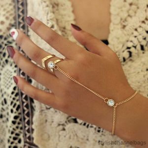 Urok Bracelets Połącz ozdoby łańcuchowe bransoletka strzałka palec palec dla kobiet kryształowe łańcuchy metalowe ręka wiązka biżuterii prezent r230905
