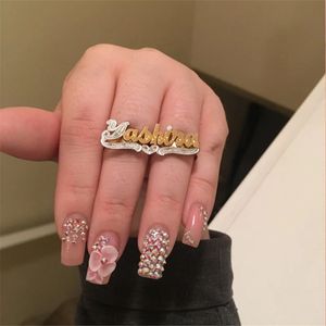 Bröllopsringar Cincin Nama Huruf Unik Cincin Pelat Nama Ukiran Hati Warna Ganda Cincin Wanita Huruf Dua Jari 230904