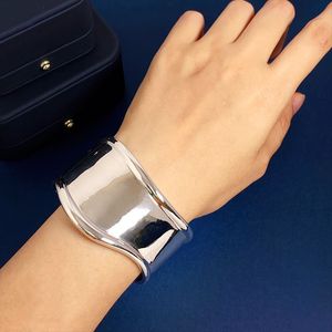 Neu gestaltetes T-Buchstaben-Armband mit übertriebener, unregelmäßiger Öffnung, Metall, glatte, breite Armbänder, Designer-Schmuck T70