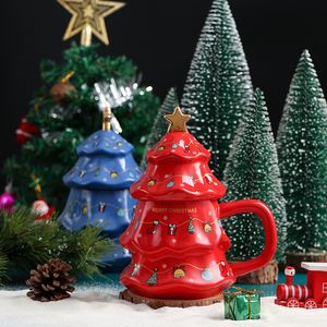 Tazas Taza de cerámica navideña con tapa Modelo de árbol de Navidad creativo Taza de café de gran capacidad Decoración navideña Tazas de regalo de año 230904