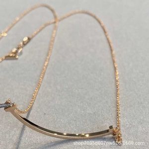 Projektant mody TIFF NECLACE V Gold Medium Smile Naszyjnik Wysokiej jakości CNC Mały uśmiech 18K Rose Gold T Łańca obojczyka domowego z logo i pudełkiem