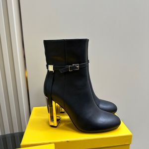 ss24 Delfina runde Zehenpartie Schwarz Roségoldene Lederstiefel mit hohen Absätzen Stiefeletten Absatz mit Ausschnittdetail und goldfarbenem Metallmotiv Größe 35-42