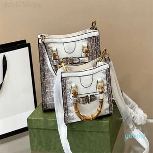 Designer -Bambu handväska klassiker och enskilda väskor damer snakeskin axelpåsar socialit grossist kvinnor trendiga crossbody brev väska totes