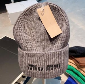 Sanfte Farbe bestickte Buchstaben Wollmütze Damen Winter Verdickung Gesicht Kleine Beanie Mütze Herren All-Matching Strickmützen Mode