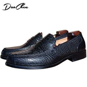 Sukienka buty sepatu pria kulit mewah coklat hitam slip na motyw ular sepatu kasual untuk perukahan kantor perjamuan 230905