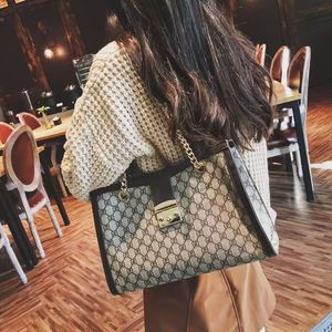 Kadın tasarımcı l omuz çantaları hobos totes çanta moda bayan bayan tasarımcıları çanta zincir çanta cüzdanları 10a en kaliteli orijinal deri büyük tote alışveriş omuz çantası