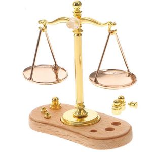 Oggetti decorativi Statuine Bilancia Bilancia Mini Giustizia Bilancia vintage Decorazione in miniatura Giocattolo in metallo Mobili per bambini Pesatura Retro Pan Orafo Casa 230905