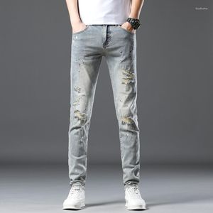 Mäns jeans rippade stretchljusblå nödställda manliga denim byxor fläckade hiphop mager smala fit byxor kläder tryckta