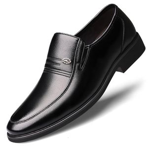 Модельные туфли Мужские модные мужские повседневные деловые туфли с острым носком Коричневые черные кожаные оксфорды Zapatos De Hombre 230905