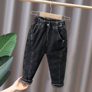 Джинсы брендовые для мальчиков, свободные повседневные однотонные теплые брюки, зимняя одежда для маленьких мальчиков, осенние детские штаны, хлопковые стеганые джинсовые ткани 230905