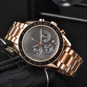 Omegas 2023 Nya herrar Titta på Six Needle Three Eyes Quartz Watch High Quality Top Luxury Brand Chronograph Clock Watch rostfritt stålklocka Band Men modeklockor O-1