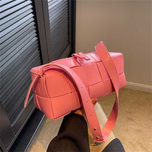 Handväska BVS Designer Botteg Bag vävda kvinnor som stickar knuten Handstitched Mirror Quality Y Springsummer New Fashion Pink Woven White Lamb Skin gratis frakt