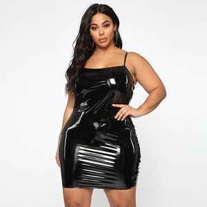 Plus storlek klänningar storlek kvinnor pu läder sexig halter spaghettirem klänning damer latex ärmlös kroppskon mini 5xl 230905