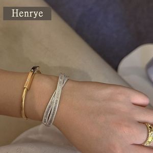 Bracciale rigido di design con croce di diamanti piena di diamanti, corpo intero, argento 925, materiale placcato oro, ritenzione permanente del colore, circonferenza della mano, braccialetto da 17 cm.