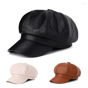 Basker 2023 kvinnor pu läder cap hatt svart röd utomhus justerbar kvinnlig höst vinter casual lady för
