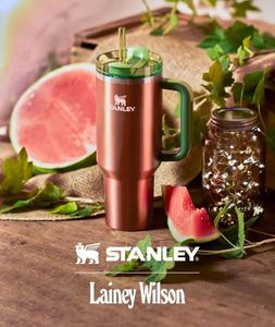 Stanley X Lainey Wilson Quencher H2.0 Copo Watermelon Moonshine Copos de aço inoxidável de 40 onças com alça de silicone e tampa de palha Caneca de carro de 2ª geração