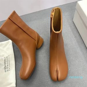 디자이너 - 발목 Tabi Boots 청키 한 발 뒤꿈치 둥근 발가락 캡 패션 발목 부츠 유니슬 섹스 여성 고급 디자이너 패션 Cowskin Shoes Factory Footwear