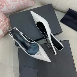 Mode låg häl klänningskor kvinnor äkta läder designer sandaler vatten diamant casual 3cm katt klackar spetsiga tå klassisk fest högkvalitativ ankelband slingbacks