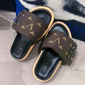 2023 Ny The Man Women Sandal Luxury Designer Shoes Gummi Sole Summer Flat Slide Justerbar präglad toffel Pool Comfort Comfort