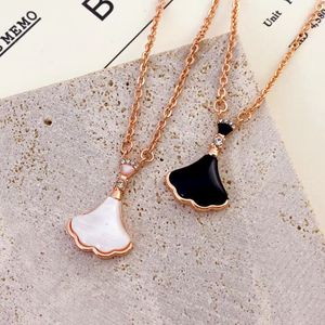 Designer Charm Necklace for Women Rhombic Pattern Mother of Pearl Gift Necklaces Chain Jewelry Accessories Non Fading Rose Gold Plated