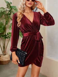 Casual Dresses 2023 Autumn Red Velvet Dress Women Lång ärm V-ringning Wrap Mini Short Party för