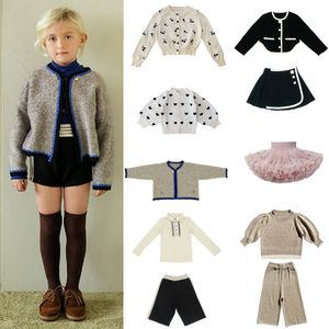 Set di abbigliamento Vestiti per bambina Autunno Designer di marca Cherry Vestito per bambini Vestito da bambino Tutu Maglione lavorato a maglia Cappotto per ragazzi Cardigan di moda 230906