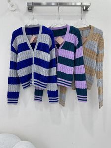 Den senaste hösten/vintern 2023! Kontrastfärgstekt degvridningar Stripe Sticked Cardigan! Överkroppen ändras direkt till college -stil