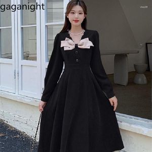 Casual Dresses Gaganight Women Vintage Corduroy Red V Neck Dress 2023 Autumn Winter Stor fransk stil Bow High -långa kvinnliga