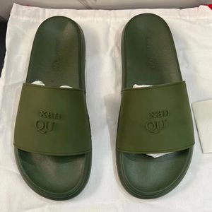 Luxus-Slipper, Designer-Damen-Sandale, Herren-Pool-Schuh, mit Gummi eingebetteter Buchstabe, Slides, Leder-Maserung, Textur, Schwarz, Weiß, Rot, Rosa, Schuh mit Staubbeutel und Box