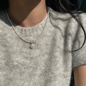 Collana di perle a vita piccola dal design retrò semplice di minoranza da donna in argento sterling 925 con catena di clavicola di lusso leggera