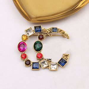 Högkvalitativ lyxkvinnorumärke Desigenr Letter Brosches Fashion Mens Geometric Colors 18K Gold Plated Crystal Rhinestone Pins Brooche Women Wedding Jewelry