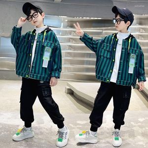 Jackor 2023 Koreanska 4-14 år pojkar Spring Thin Trench Coat Denim Jacket Barnkläder Casual Fashion Hooded Jeans