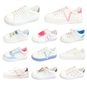Time Out Sneaker-Schuhe aus Kalbsleder. Modische, erhöhte Profilsohle mit charakteristischen Details für einen femininen Look mit ikonischen Mustern