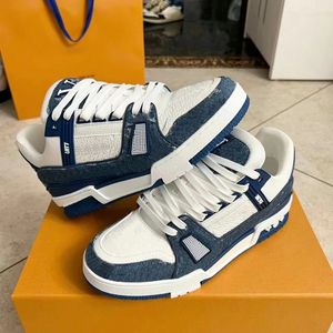 Luxury Walk Tennis Shoe Designer på logotypen präglad duk man kvinnor tränare sneaker trippel vit rosa himmel blå svart grön gul denim låg spetsar upp duk