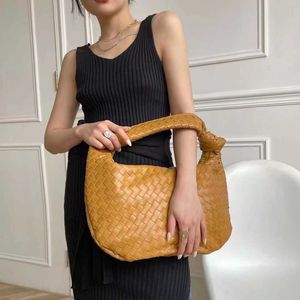 Dokunma torbası tasarımcısı Jodie Bag Büyük dokuma 2023 çanta kadınları omuz lüks crossbody çanta bayanlar siyah beyaz çanta