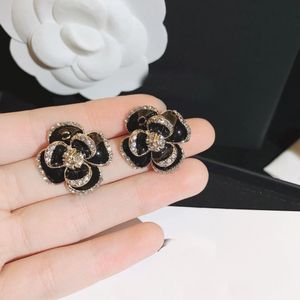 Orecchini a bottone Nuovi accessori originali di design Orecchini a forma di fiore Orecchini di lusso per ragazze intarsiati con diamanti Orecchini con francobolli gioielli placcati oro 18k Orecchini Festa di nozze Natale