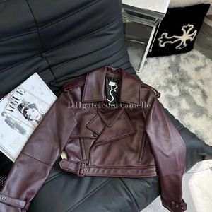 Designer feminino motoqueiro jaquetas de couro de casacos mulheres cheiro de gado de cheiro de moto de moto curta casacos