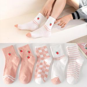 Calzini da donna 5 paia calzino carino cartone animato fragola tubo centrale in cotone poliestere barca stile coreano studente casual invisibile