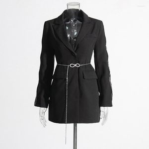 Abiti da donna SuperAen 2023 Autunno Stile di moda Design semplice Decorazione a catena Vita Cappotto Cappotto Manica lunga Donna Blazer e giacche