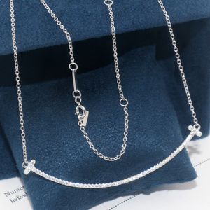 Europeiska och amerikanska mode S925 Sterling Silver -halsband med diamantbockade smiley ansiktslinjer, benben, enkla smycken