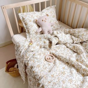 Täcken Vintage Floral Cotton Quilts For Babies Toddlers Organic Cotton Reversible Crib Quilted Filt 120x150cm 230906